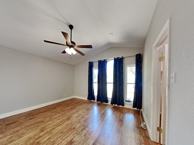Building Photo - 250 Pinyon Ln