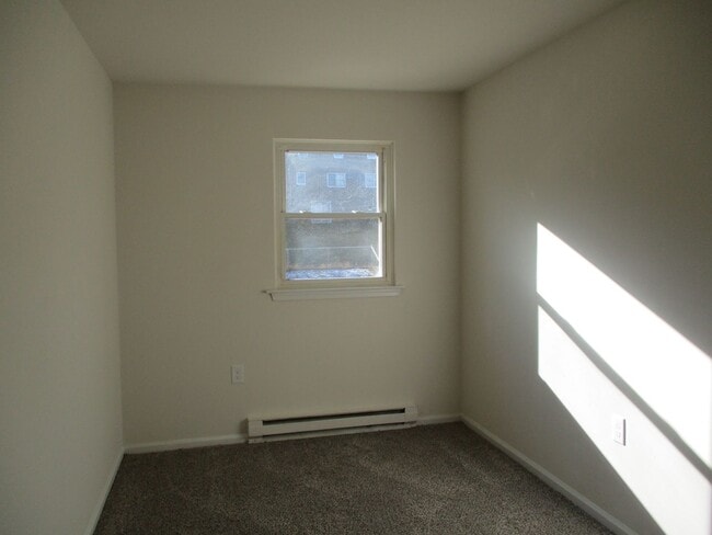 Building Photo - 3BR Townhome - Northampton School District