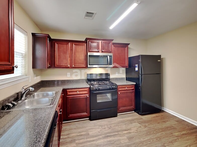 Building Photo - 118 Hidden Creek Dr