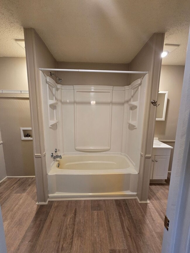 Building Photo - Charming 2 Bed, 1 Bath Home on Secluded De...
