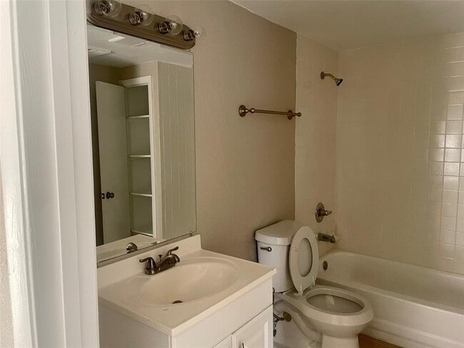 Building Photo - 914 E 7th St