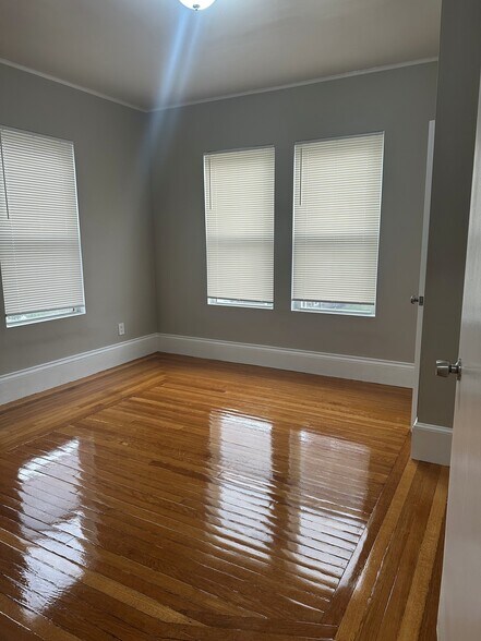 Building Photo - 33 Algonquin St