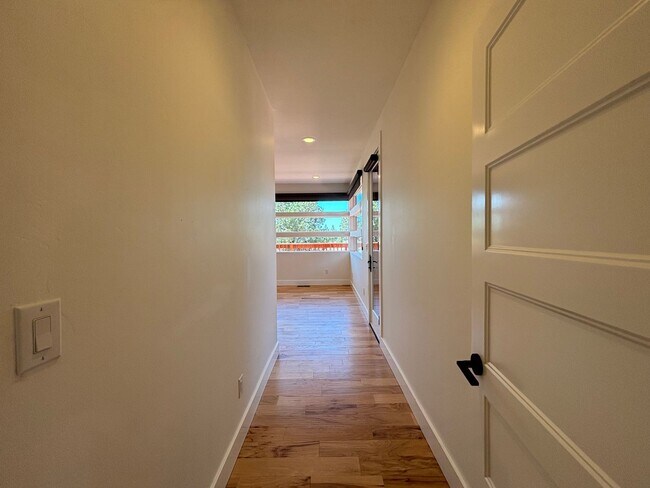 Building Photo - Stunning 4 Bed/3.5 Bath on 4.39 Acre Lot-7...