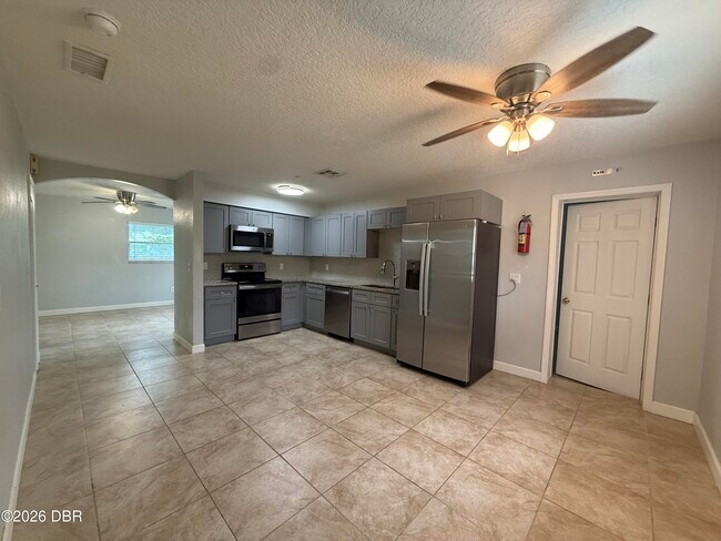Building Photo - 228 E Holly Dr