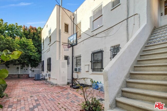 Building Photo - 207 S Reeves Dr