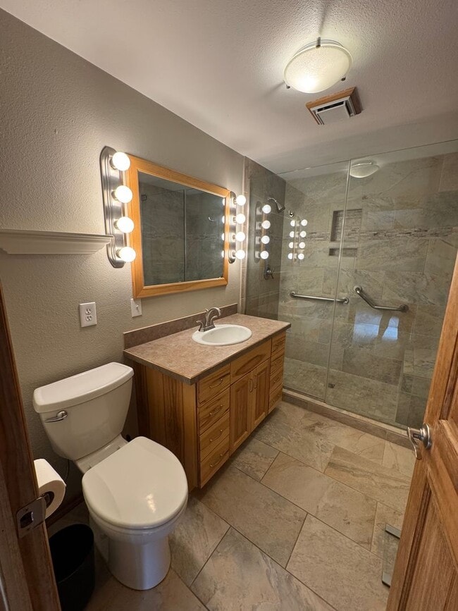 Building Photo - 3 Bdrm, 3 Bath home in Lynnewood with Gourmet Kitchen, 3 miles to Sky Lakes Medical Ctr and OIT