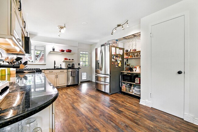 Building Photo - Fabulous 4 BR 3 bath home with fenced back...