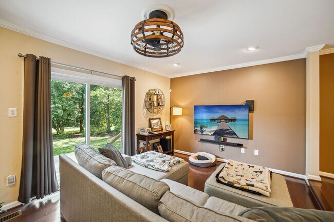 Building Photo - Wonderful 2BR/3.5BA townhouse located in B...