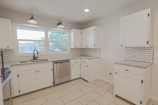 Building Photo - Pre Leasing for fall 2026! 4/2 in Medical District