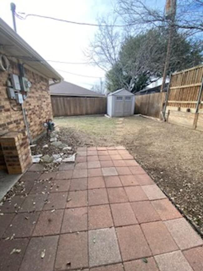 Building Photo - 2-bedroom, 1 bath house in Frisco. Parking uncovered.