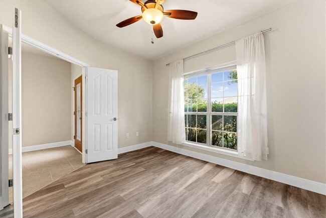 Building Photo - 554 Camellia Ct