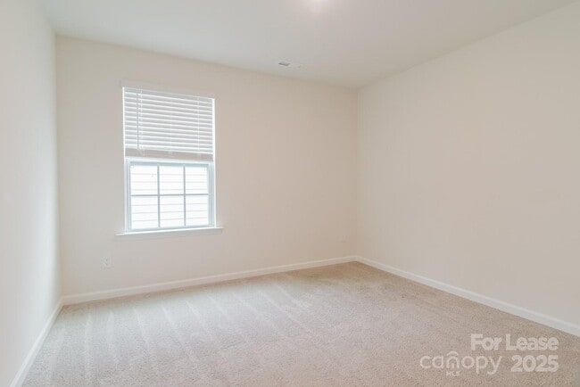 Building Photo - 2226 Redstone Dr