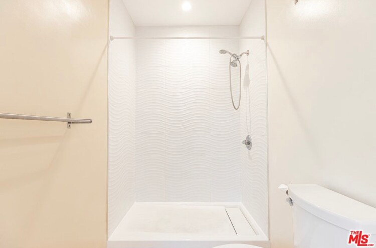 Master bathroom - 8251 W 4th St