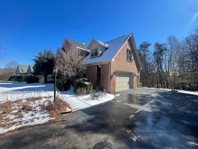 Building Photo - Gorgeous Home in Forest w/2 Car Garage