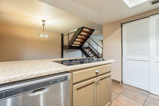 Building Photo - Charming 3 bedroom townhome near everything!