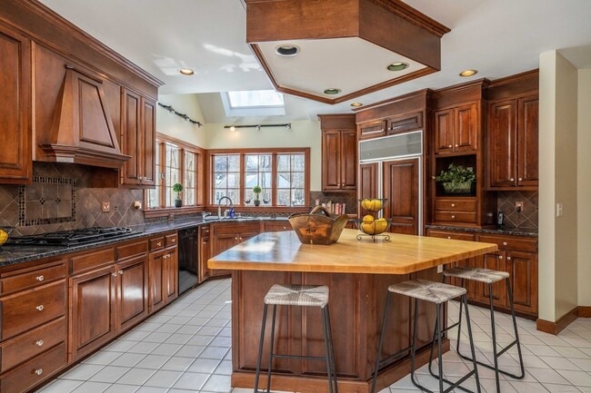 Building Photo - 3 Eton Pl