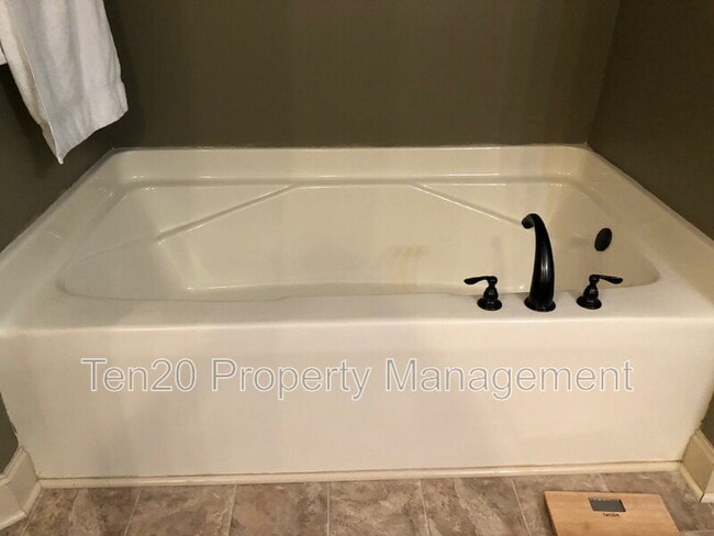 Building Photo - 2 Golden Eagle Ct