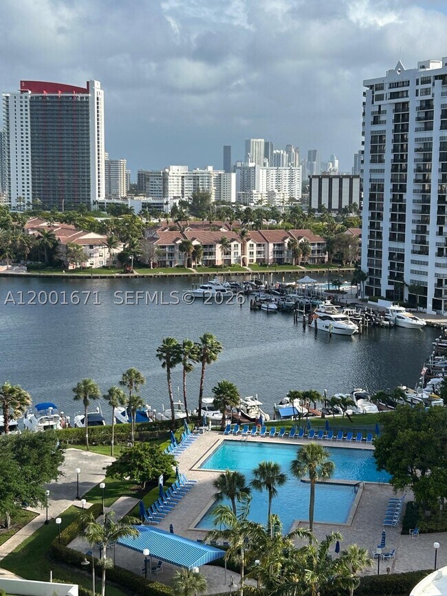 Building Photo - 2500 Parkview Dr
