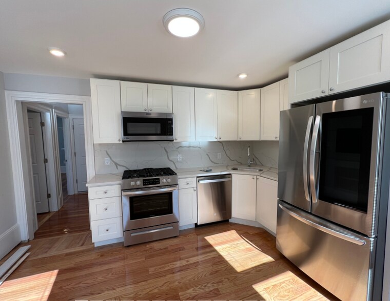 Building Photo - 2 Mossland St