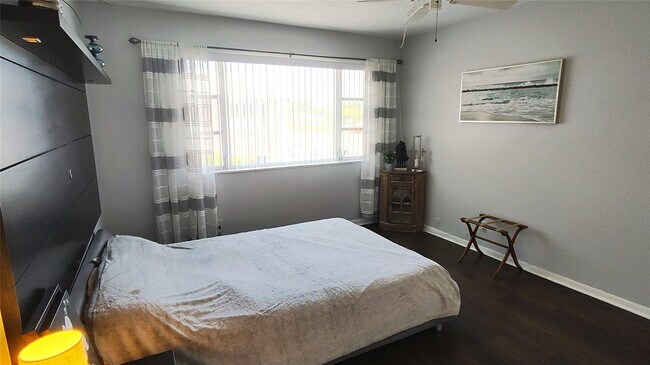 Building Photo - 412 S Cypress Rd