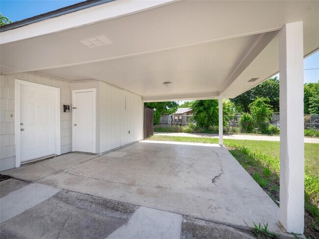 Building Photo - 908 W Lamar Ave