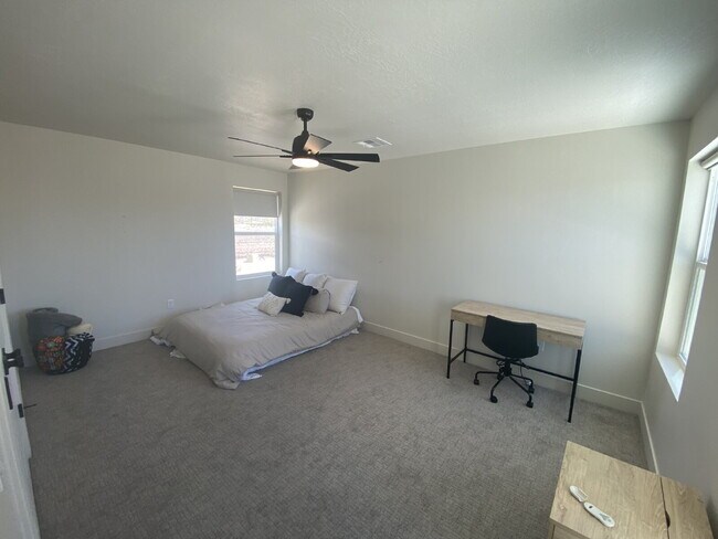 Building Photo - Breathtaking Desert Color 3 bed 2.5 bath townhome for rent!