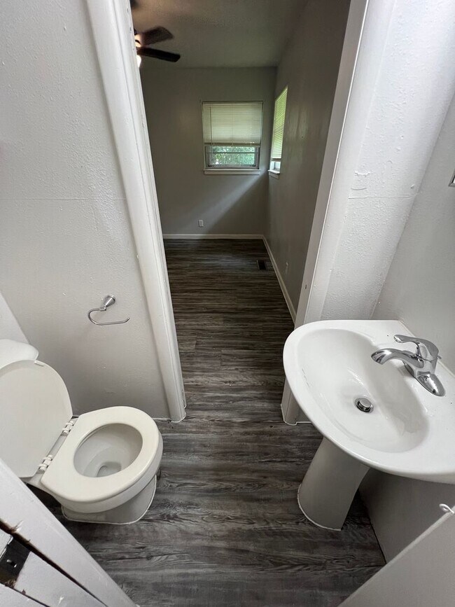 Building Photo - Must see 3 bed, 1 1/2 bath home near Downt...