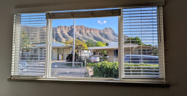 Building Photo - Spacious 4 bed 3 bath home near Diamond Head