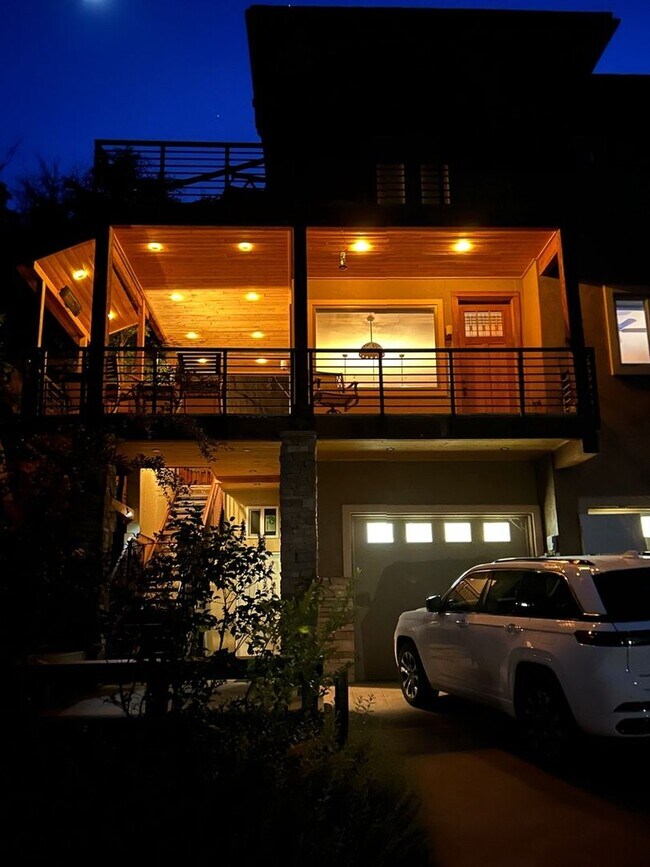 Building Photo - Spacious 3BR 3BA Townhome in Durango