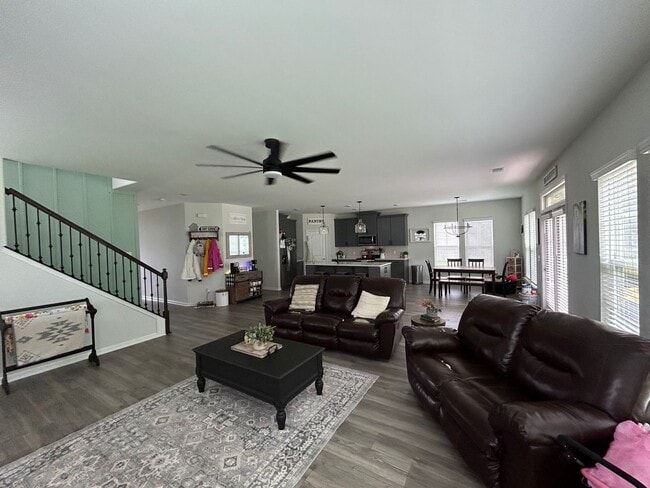 Building Photo - Perfect blend of luxury and comfort