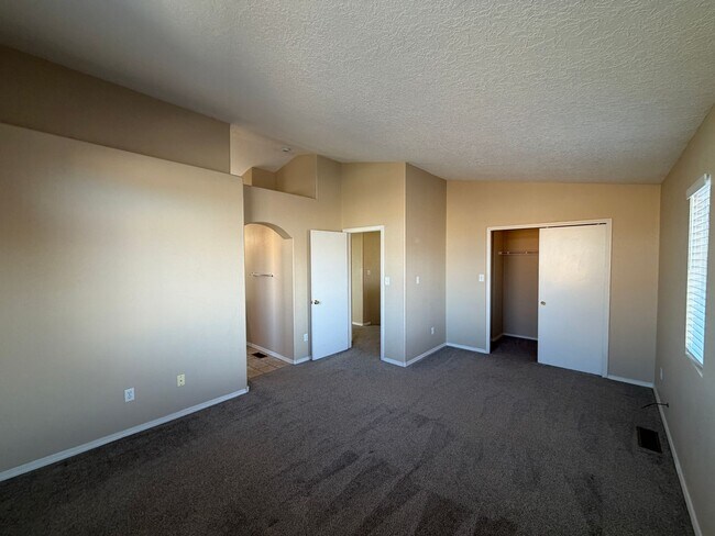 Building Photo - 4 Bedroom Home Available Near Unser Blvd NW & McMahon Blvd!