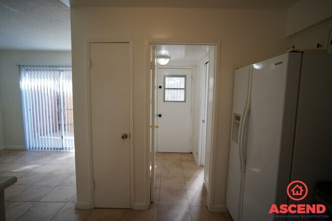 Building Photo - Cozy 3 Bedroom  2bath apartment