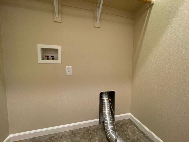 Building Photo - Beautifully Updated 3BD/2.5BA Townhouse in Citrus Heights!