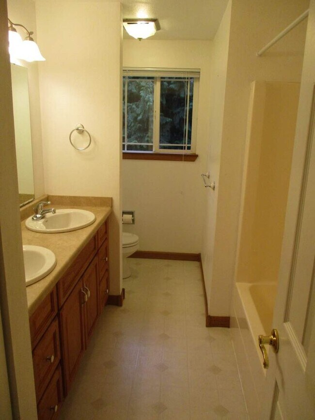 Building Photo - 3 Bedroom + Bonus, 2.5 Bathroom Gig Harbor...