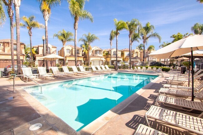 Building Photo - Beautiful 2 Bedroom / 2 Bath Condo in Desi...