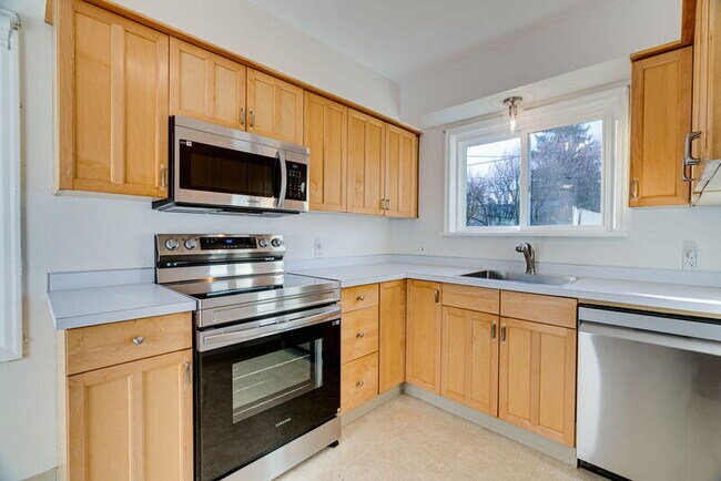 Building Photo - 1937 NE Dekum St