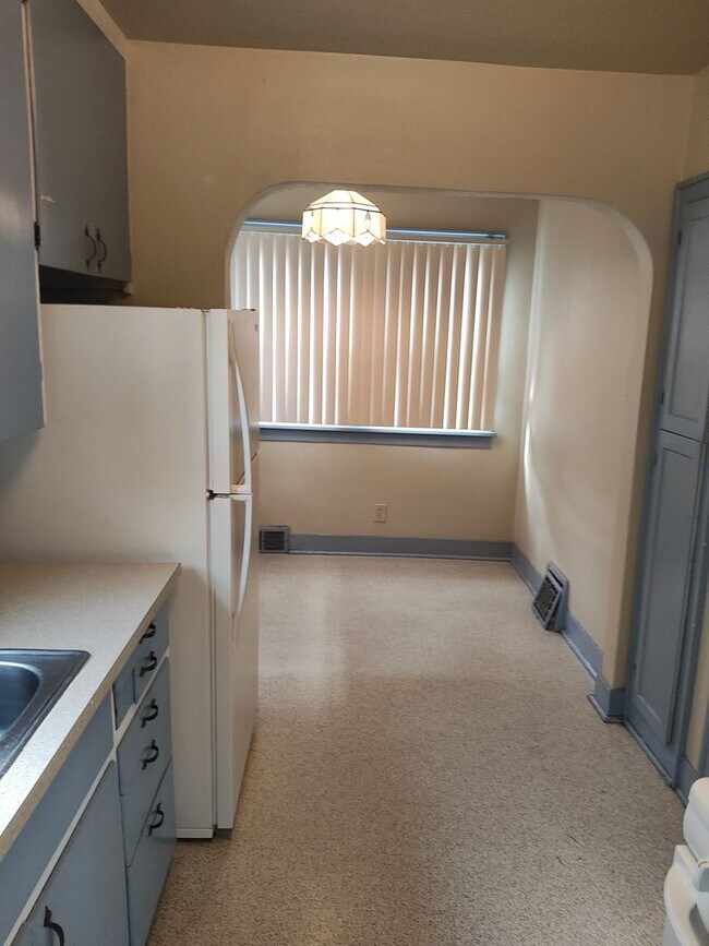 Building Photo - 1825m1