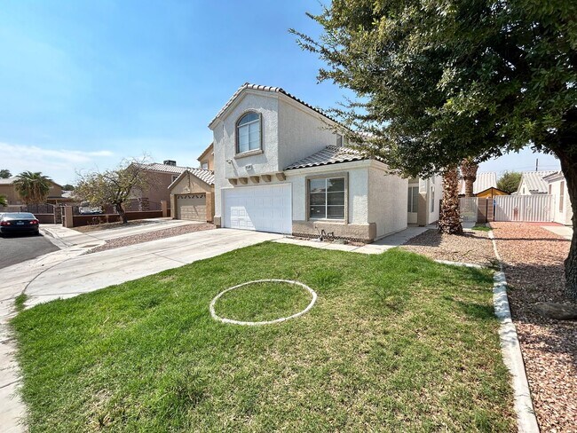 Building Photo - Gorgeous 4-bedroom home with a pool!