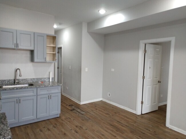 Building Photo - 6219 S Rhodes Ave