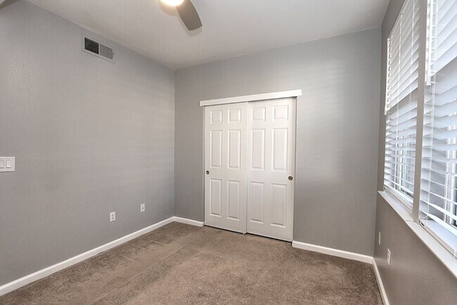 Building Photo - Beautiful Condo in Gated Community for Rent!