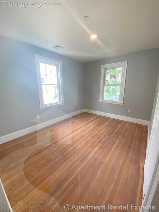 Building Photo - 32 Putnam Ave