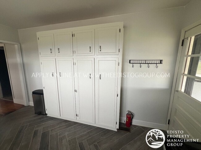 Building Photo - Spacious 2-Bedroom Country Home with Expan...