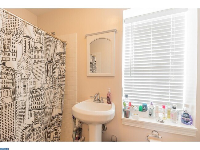 Building Photo - 385 Conarroe St