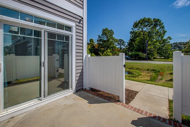 Building Photo - 4 Bedroom, 3 Bath, End Unit Townhome in Ce...