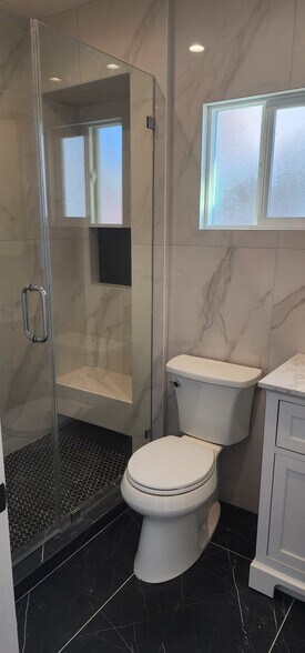 Building Photo - 950 N Kingsley Dr