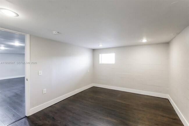 Building Photo - 1315 NE 203rd St