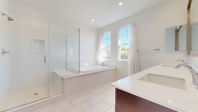 Building Photo - Bright & Beautiful 4 Bedroom 3 Full Bathroom Home!