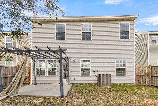 Building Photo - Spacious Summerville Home Near Historic Downtown