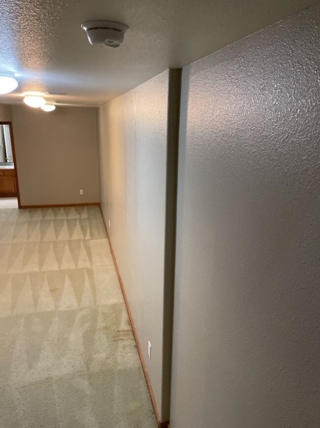 Building Photo - Start a Lease by 12/1 and Receive a $500 R...