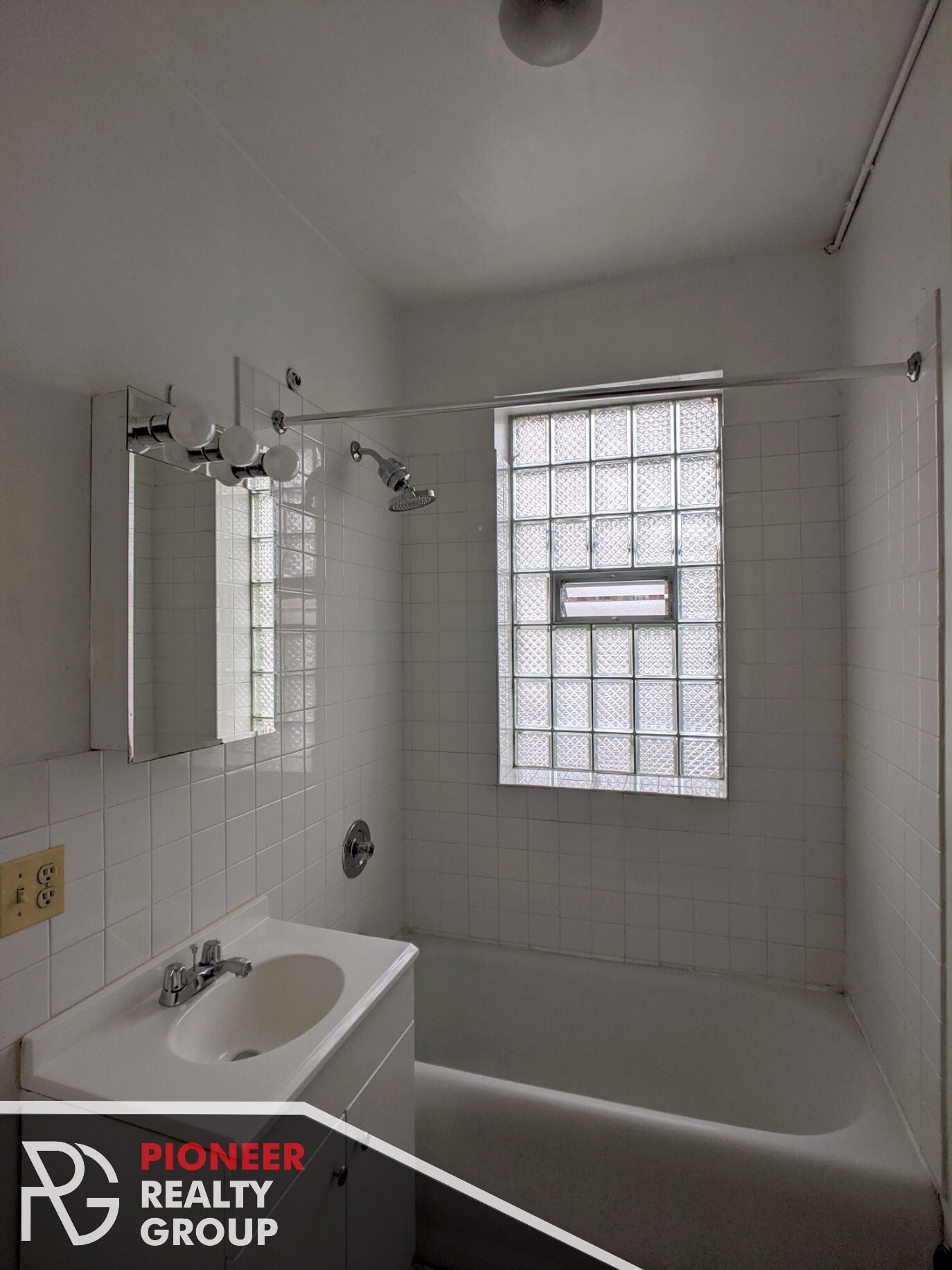 Building Photo - 1044 W George St